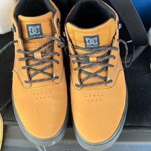 DC Cordura waterproof men’s camel brown size 12 only worn a couple times